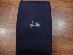 cravatta sartoriale 100% seta con logo "Vespa"celeste