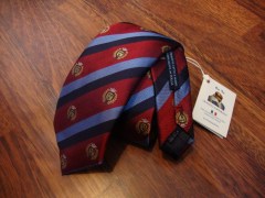 Cravatta Rigata con Stemmi,fondo Rubino con righe blu-azzurro